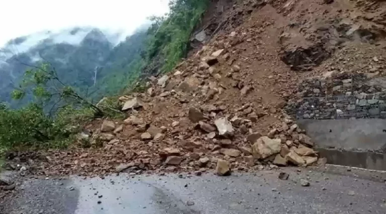 बाढी–पहिरोले देशका विभिन्न सडकखण्ड अवरुद्ध