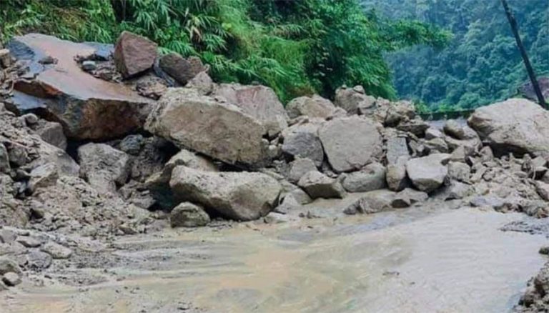 बाढी–पहिरोले मुख्य राजमार्ग अवरुद्ध, आवागमन प्रभावित