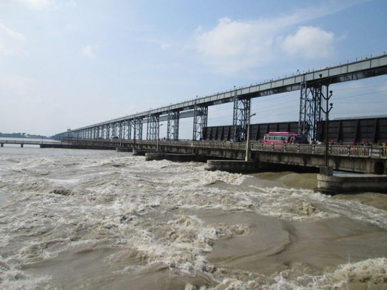 सप्तकोशीमा पानीको बहाव बढ्दो, २८ ढोका खोलियो