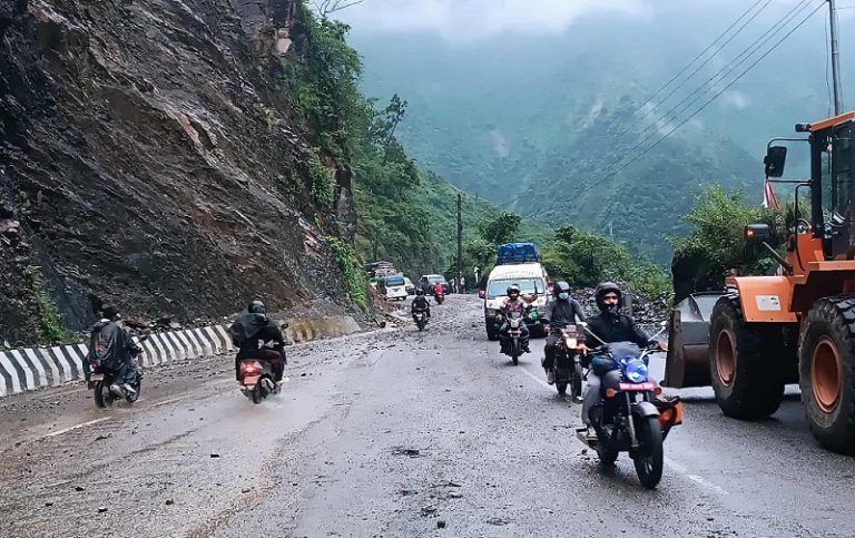 मुग्लिनमा माथिबाट खसेको ढुंगाले लाग्दा बसमा सवार यात्रुको मृत्यु