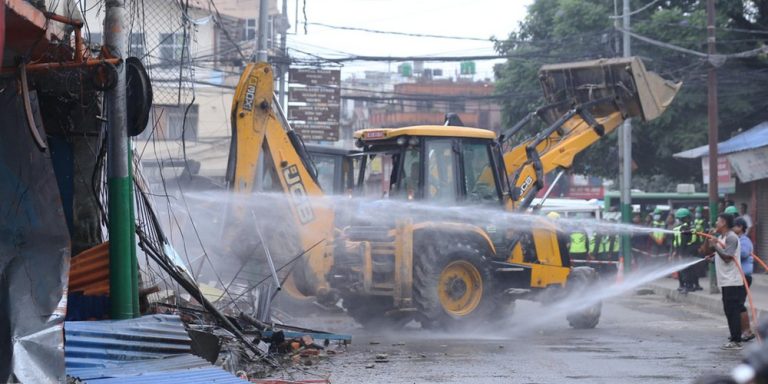 ललितपुर महानगरले भत्कायो लगनखेलका अनधिकृत संरचना