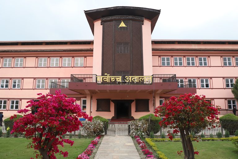 सरकारी मिडियालाई मात्र विज्ञापन दिने निर्णयविरुद्ध रिट, सर्वोच्चले दुवै पक्षलाई छलफलका लागि डाक्यो