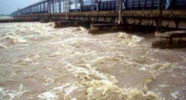 सप्तकोशीमा पानीको बहाव खतराको तहमा, तटीय क्षेत्रमा उच्च सतर्कता