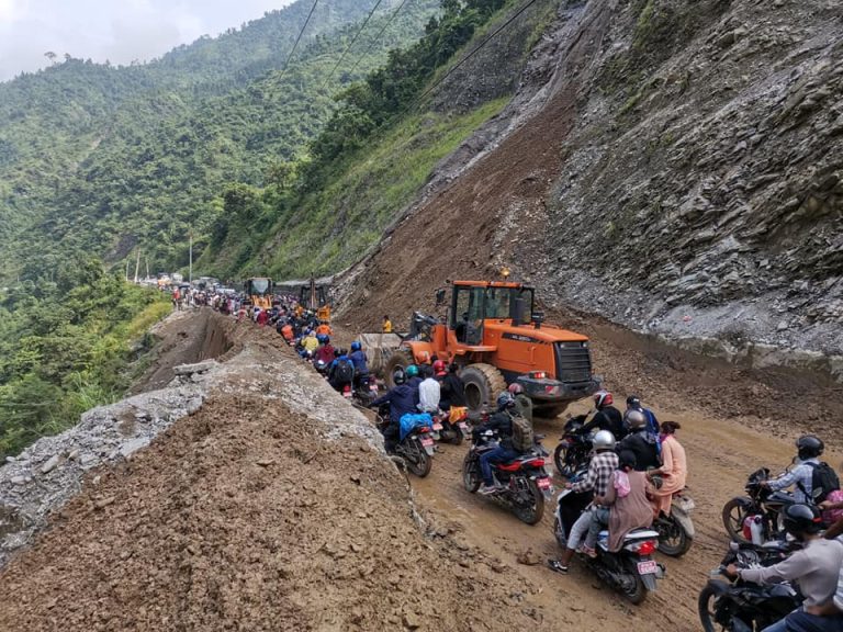 मुग्लिन–नारायणगढ सडक दुईतर्फी खुल्यो