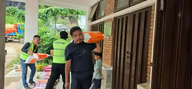 रसुवामा बाढीपीडितलाई अनेरास्ववियूको सहयोग