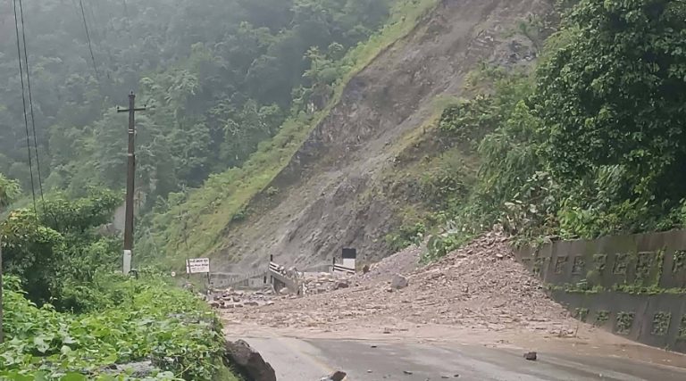 पहिरो खस्दा मुग्लिन–नारायणगढ सडक अवरुद्ध