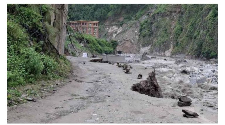 नुवाकोट–धादिङ–रसुवाका सडकमा अझै अवरोध, केही खण्डमा वैकल्पिक मार्ग सञ्चालन,पृथ्वी राजमार्गको विकल्पमा तीन मार्ग
