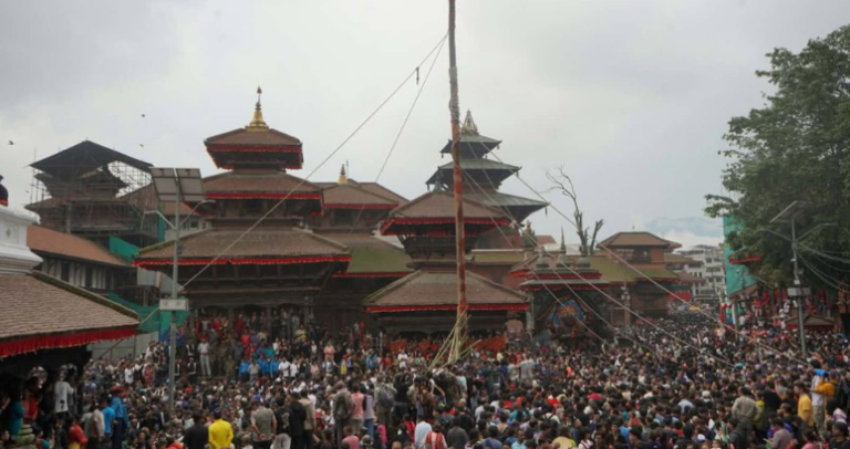वसन्तपुर दरबार स्क्वायरमा इन्द्रध्वजासहितको लिङ्गो ठड्याएर इन्द्रजात्रा सुरु