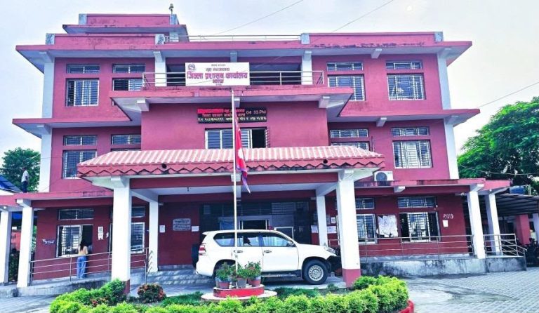 दशैंको मुखमा झापा प्रशासनको राहत पहल : चामलदेखि नुनसम्म छुट, कृत्रिम अभाव गर्नेलाई कारबाही