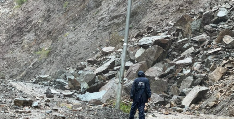 पहिरोले बीपी राजमार्ग अवरुद्ध, रोशी खोलामा सतर्कता तह पार