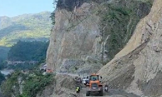 पहिरो हटेपछि नारायणगढ–मुग्लिन सडक खुल्यो, पृथ्वी राजमार्गका ११ स्थानमा अवरोध
