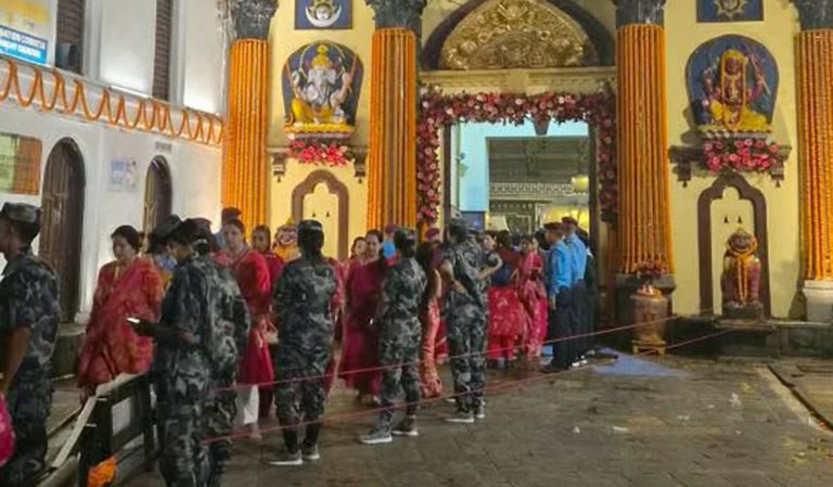 तीजमा पशुपतिमा सुरक्षा कडा, बिहान ७ बजेसम्म करिब ९ हजार भक्तजनले गरे दर्शन