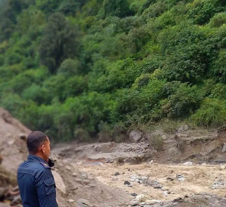 बाढीले पुल बगाएपछि मनास्लु–लार्केपास पदयात्रामा रोक