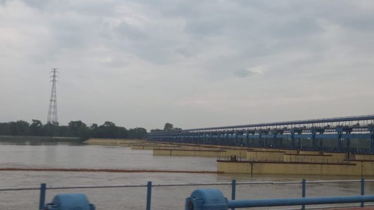 महाकालीमा खतरा तह पार, शारदा ब्यारेजमा सवारी रोक