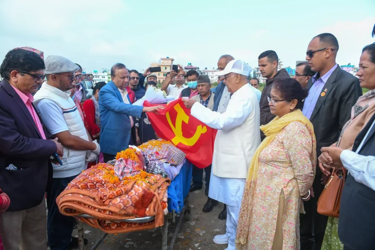 ओलीद्वारा नेता बस्नेतलाई पार्टीको झन्डा ओढाएर श्रद्धाञ्जली अर्पण