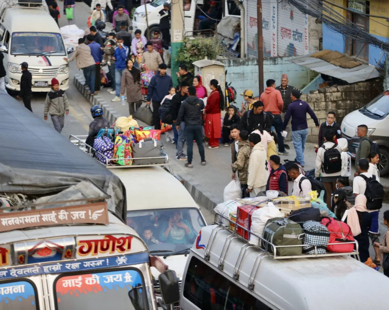 महाअष्टमीमा पनि घर फर्कने यात्रुको चाप