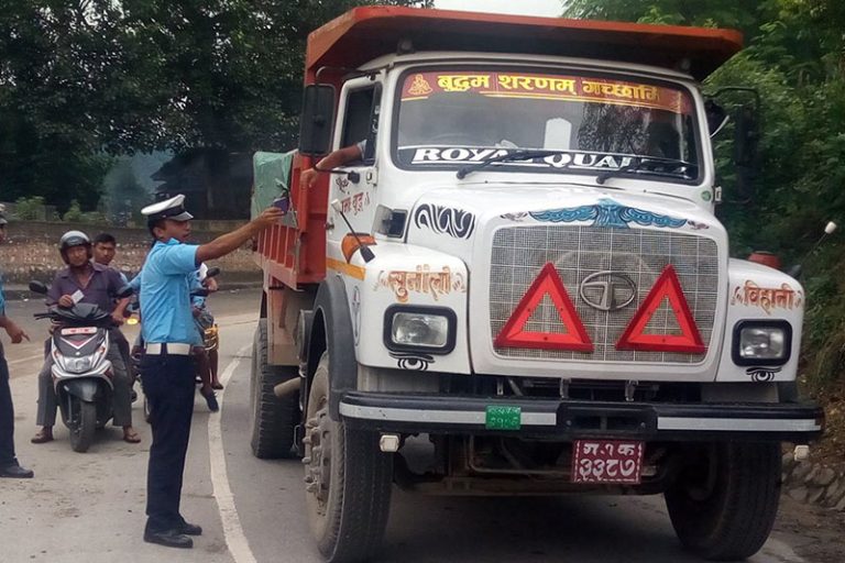 दशैंमा काभ्रेमा १० दिन टिपर सञ्चालनमा रोक