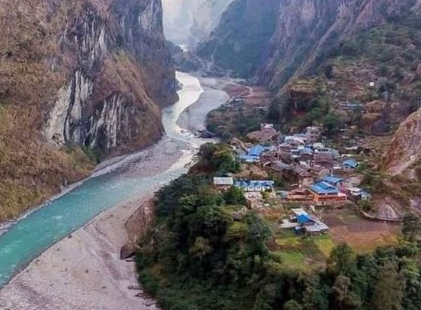 बाढीले जगत गाउँको सम्पर्क विच्छेद, ९ घर बगायो