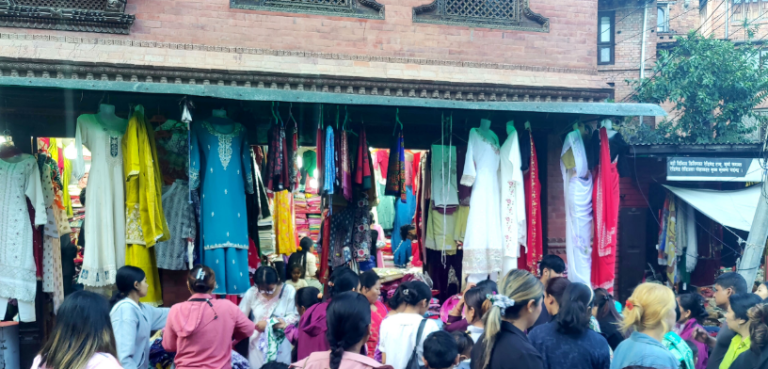 दसैँ नजिकिँदै, बजारमा महँगीको मार