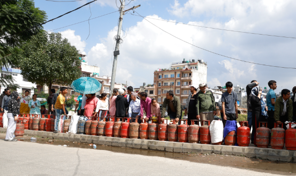 काठमाडौं उपत्यकामा ६ स्थानबाट ग्यास साटफेर, बिहानैदेखि उपभोक्ताको लाइन