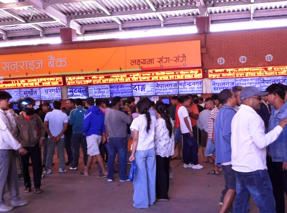 दसैँको अग्रिम टिकट बुकिङ खुल्यो, बसपार्कमा यात्रुको चाप